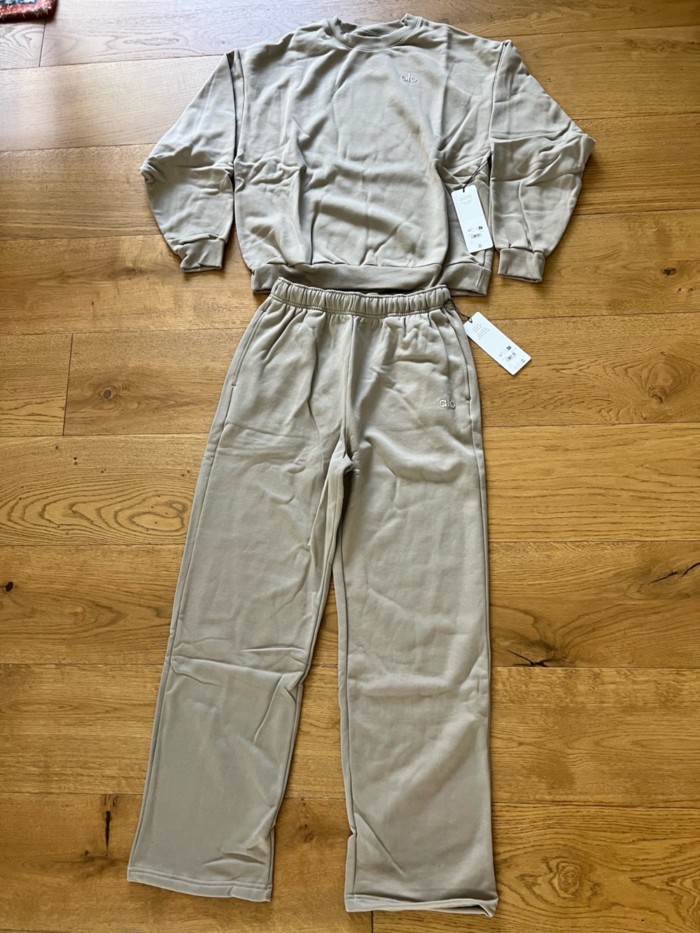 ALO Accolade Set. Sz Medium Color Gravel NWT